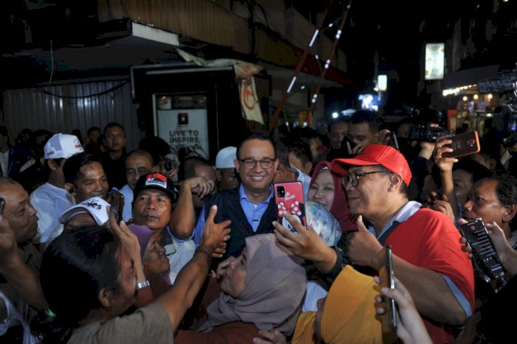 Anies Baswedan ketika menyapa warga di jalan Tunjungan, Surabaya/ist