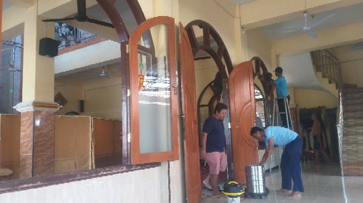 Hery Poniman Baju Biru Bersama Warga Saat Bersihkan Masjid