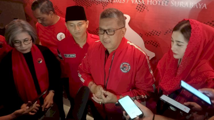 Sekjen PDIP Hasto Kristiyanto usai melantik pengurus Taruna Merah Putih Jawa Timur di Surabaya/ist