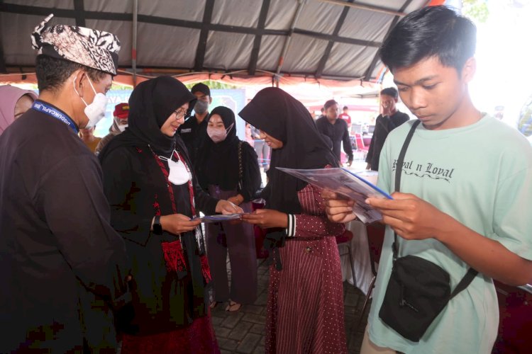 Bupati Ipuk didampingi Djuang Pribadi meninjau pelayanan adminduk di acara Bunga Desa di Desa Watukebo, Blimbingsari beberapa waktu lalu/Humas Pemkab Bwi