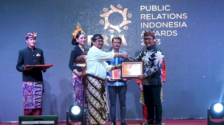 Teks foto: M Fikser memerima tiga penghargaan sekaligus dalam ajang bergengsi Public Relation Indonesia Awards (PRIA) 2023/ist