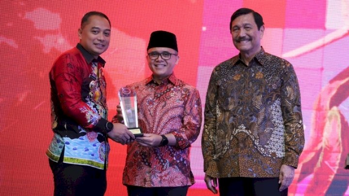 Teks foto: Didampingi Menko Marves Luhut BP, Wali Kota Eri menerima  penghargaan bergengsi dalam ajang Digital Government Award dari MenPAN-RB, Abdullah Azwar Anas di Jakarta/ist
