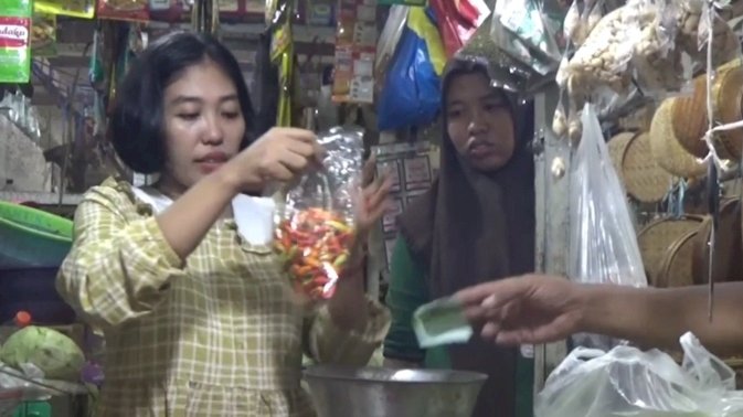 Caption : Aktifitas Pasar Tradisional Tambak Rejo, Surabaya. 