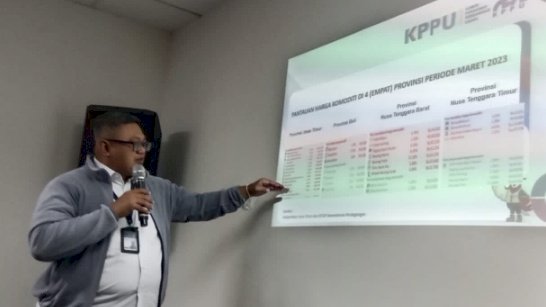 Teks foto: Dendy R. Sutrisno saat menunjukkan data survei harga komoditas di empat Provinsi/RMOLJatim