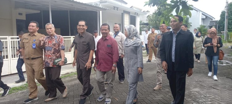 Komisi IV DPRD Banyuwangi melakukan tinjau lapang, mencari solusi banjir di perumahan Bunga Residence yang akan disodet ke perumahan Brawijaya Residence/RMOLJatim