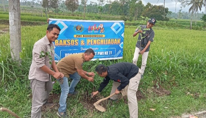 Baksos dan penghijauan PWI Bondowoso bersama Bawaslu/RMOLJatim