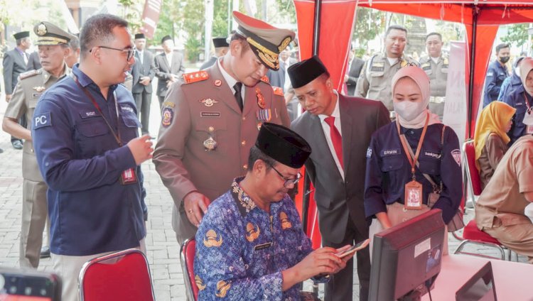 Bupati Lamongan Yuhronur Efendi saat memantau layanan pembayaran pajak secara online/RMOLJatim