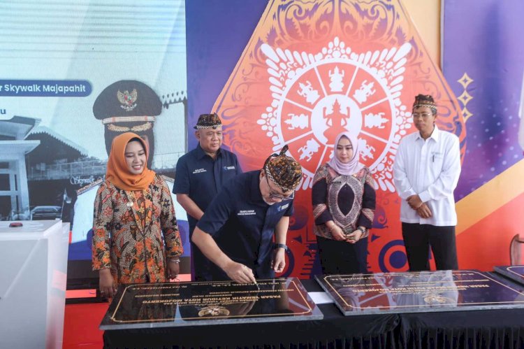 Menteri Perdangangan Zulkifli Hasan saat menandatangani prasasti peresmian lima pasar di Kota Mojokerto/ist