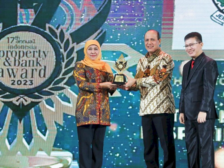 Gubernur Jawa Timur Khofifah Indar Parawansa menerima penghargaan dari majalah Indonesia Properti dan Bank ke XVII serta Indonesia my home award ke VI kategori The Most and Smart Inspiring Woman Leader in 2023 di Ballroom Hotel Mulia Jakarta, Senin, (20/3) malam/Ist