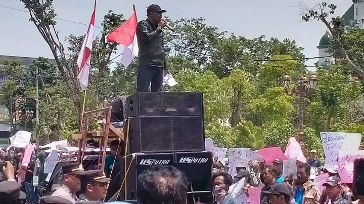 Caption: Koalisi Petani Rakyat Lamongan (Kopral) Menggugat bergerak keliling Jatim menuntut pelaksanaan program perhutanan sosial dan reforma agraria tanpa KKN/Ist