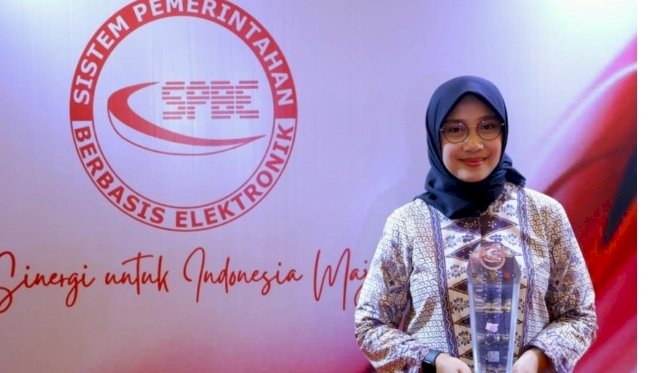 Caption: Bupati Banyuwangi Ipuk Fiestiandani Azwar Anas menerima penghargaan dalam penerapan SPBE dari KemenpanRB/Humas Pemkab Bwi 