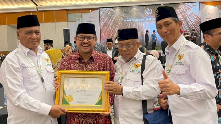 Teks foto: Sekkota Surabaya menerima penghargaan/ist