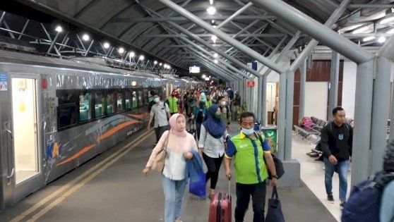 Calon penumpang di stasiun Gubeng Surabaya 