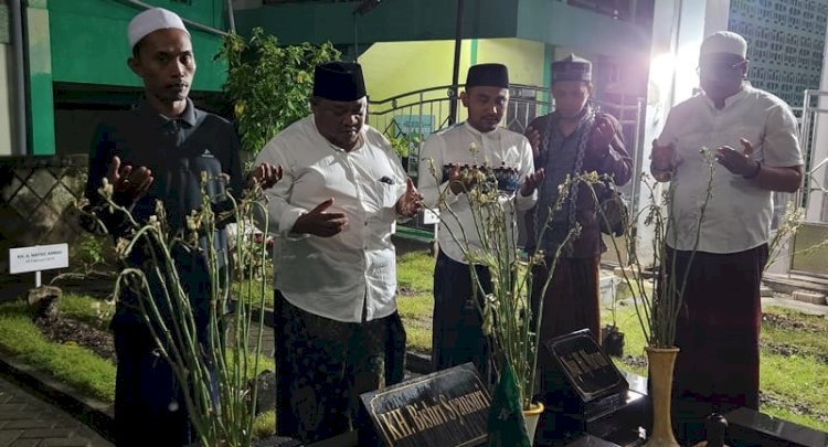 Relawan Gajar Prabowo yang tergabung dalam Himpunan Santri Nusantara (HISNU) saat ziarah di makam KH Bisri Syansuri Denanyar Jombang/Ist