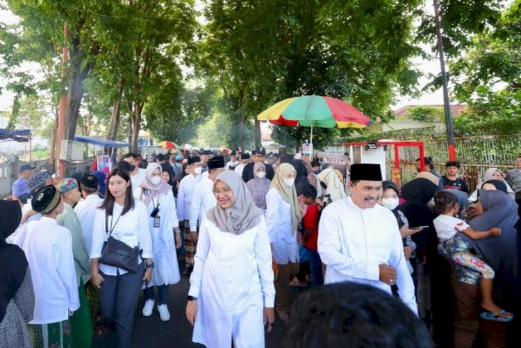 Bupati Ipuk Fiestiandani meninjau salah satu pasar takjil di Kecamatan Banyuwangi yang digelar secara serentak/Humas Pemkab Bwi