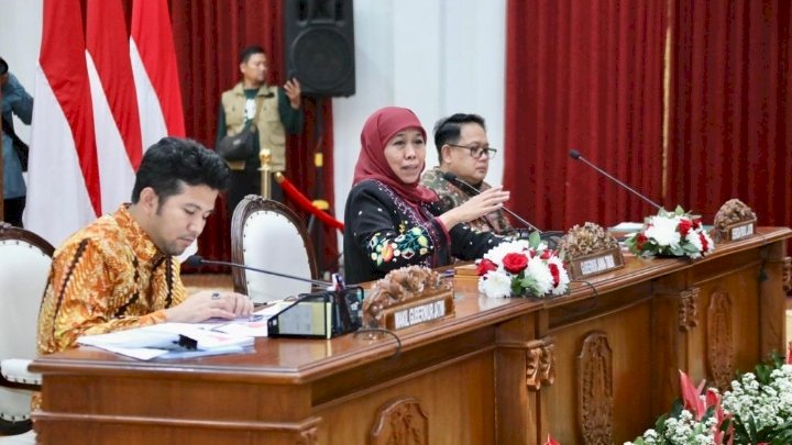 Gubernur Khofifah (tengah) / ist