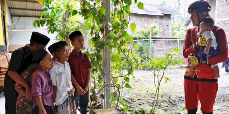 Gubernur Jawa Tengah Ganjar Pranowo bersama anak-anak Panti Asuhan Fafirruu Ilallah/Ist