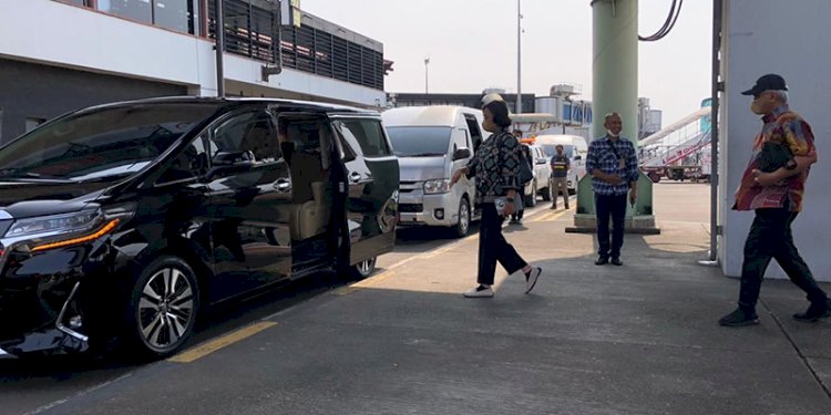 Menteri Keuangan Sri Mulyani Indrawati saat dijemput mobil di apron Bandara Soekarno-Hatta/Net