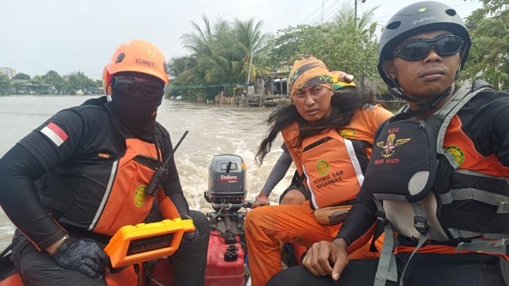 Pencarian korban perahu Nambangan Karangpilang 