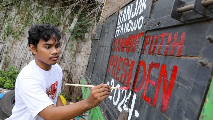 Komunitas sopir truk Jatim sedang melukis 