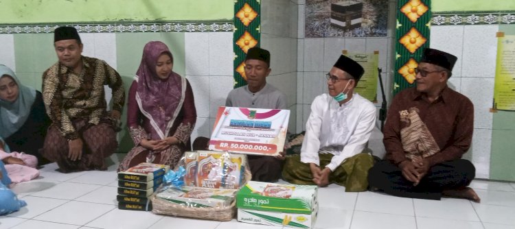 Wali Kota Mojokerto saat menyerahkan bantuan dana hibah untuk mushola Nur Jannah Kelurahan Mentikan Kecamatan Prajurit Kulon Kota Mojokerto  /ist