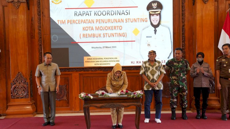 Penandatanganan komitmen bersama antara Wali Kota Mojokerto dan Forkopimda serta elemen masyarakat/ist