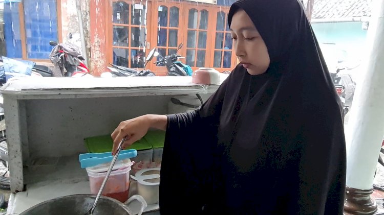 Wina Wahyuni asal Desa Lumbang Rejo Kecamatan Prigen Kabupaten Pasuruan, dapat hadiah umroh dari Faisol Riza/RMOLJatim