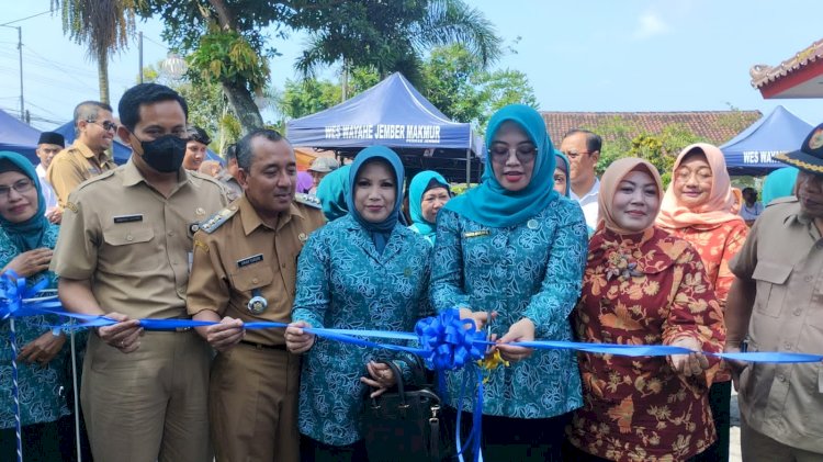 Wakil Ketua Penggerak PKK Kabupaten Jember, Hj Ervita Afdilah Sari saat menggunting pita, bersama Kadis perindag, Camat Kalisat, Umar Faruq/RMOLJatim