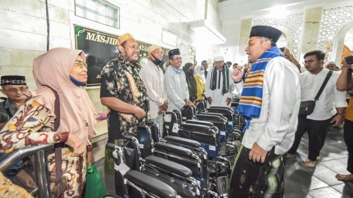 Teks foto: Wali Kota Eri saat safari ramadan juga membagikan kursi roda/ist