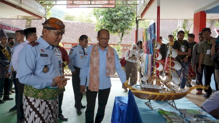 Kakanwil Kemenkumham Jatim Imam Jauhari melihat produk hasil karya warga binaan pemasyarakatan/Ist