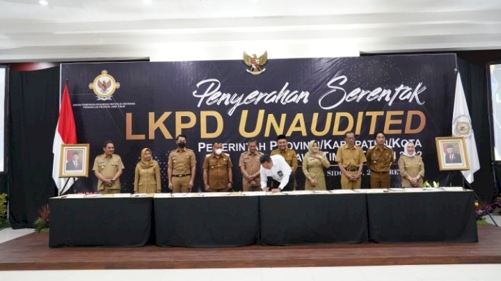 Penyerahan LKPD di Kantor  Perwakilan BPK Jawa Timur/ ist