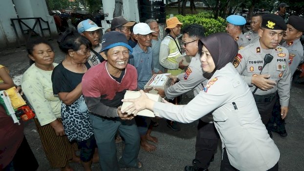 Polrestabes Surabaya bagikan paket sembako/ ist