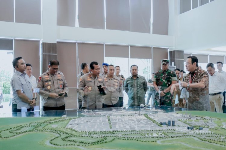 Irjen Pol Toni Harmanto saat meninjau Kawasan Industri Java Integreted Industrial and Port Estate (JIIPE)/RMOLJatim