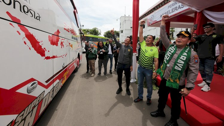 Teks foto: Wali Kota Eri memberangkatkan rombongan Bonek menuju ke Kota Semarang/RMOLJatim