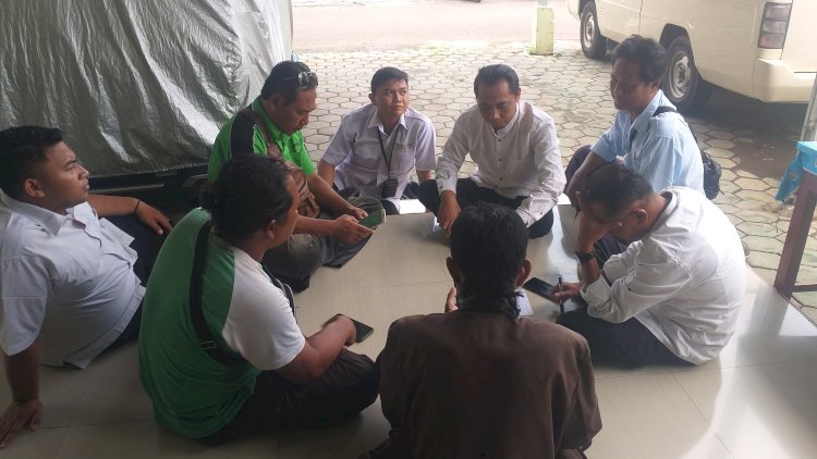 Caption: Beberapa Warga Dan Pihak Pertanahan Saat Bermusyawarah Di Depan Kantor BPN Kota Probolinggo.