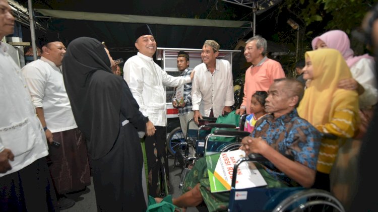 Teks foto: Wali Kota Eri saat menggelar Safari Ramadan sekaligus Salat Tarawih bersama warga/ist