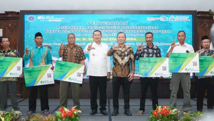 Penyerahan BPJS kepada petani tembakau di Pemdopo Loka Tantra Kabupaten Lamongan/RMOLJatim