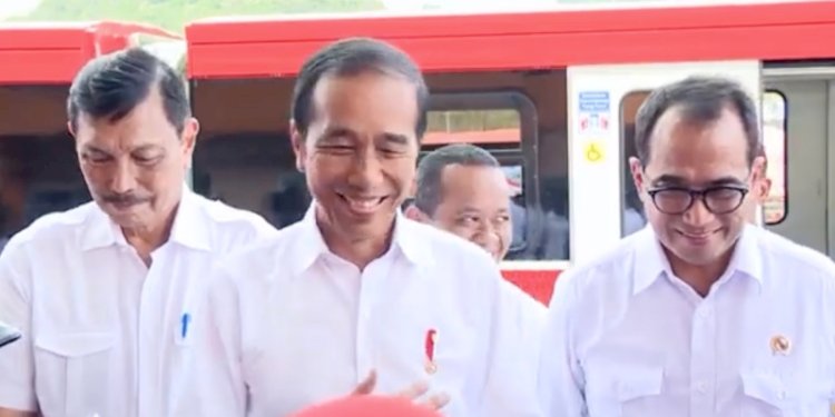 Presiden Joko Widodo didampingi Menko Marinves Luhut Binsar Panjaitan dan Menhub Budi Karya Sumadi saat kunjungan kerja ke Maros, Sulawesi Selatan, Rabu (29/3)/Repro