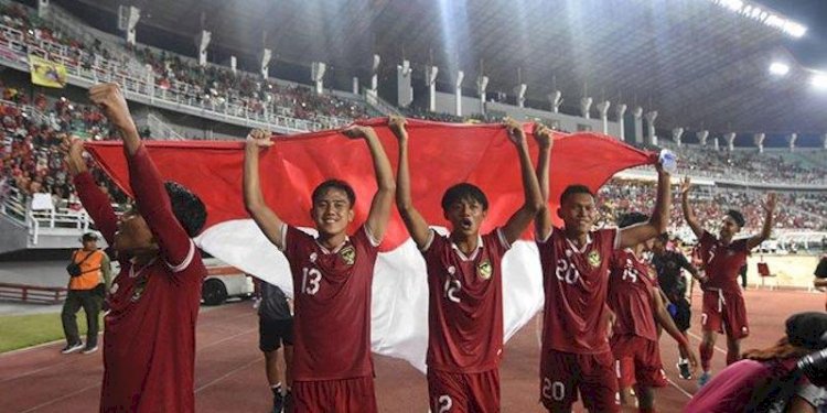 Timnas U-20 membentangkan bendera Merah Putih usai menang melawan Vietnam dan lolos ke Piala Asia U-20 2023/Net