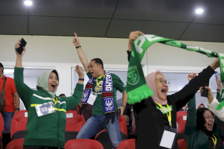 Wali Kota Eri bergembira saat Persebaya Surabaya mencetak gol ke gawang PSIS Semarang/ist