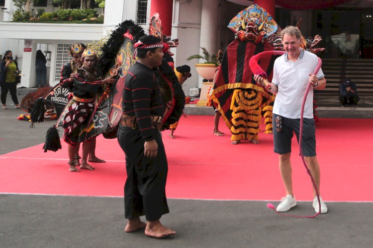 Puluhan Wisman mengunjungi balai Kota Surabaya/ist