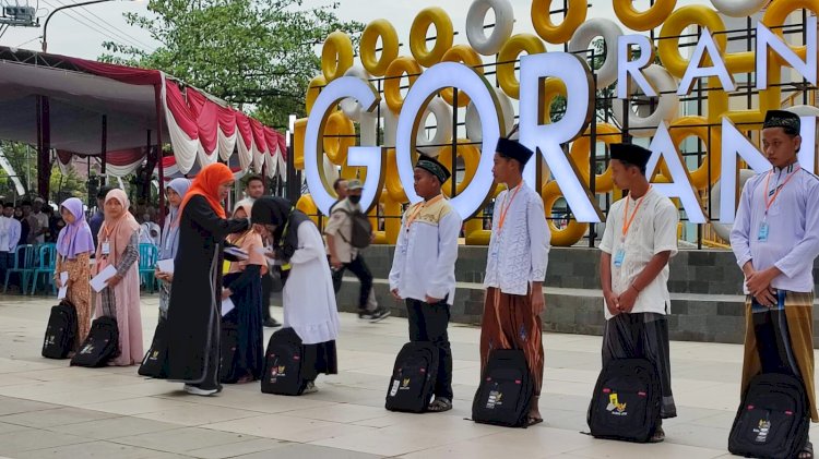 Penyerahkan santunan kepada 2.000 anak yatim piatu dan dhuafa di GOR Rangga Jaya Anoraga Kabupaten Tuban/RMOL Jatim