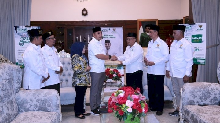 Teks foto: Wali Kota Eri menyerahkn zakat kepada pengurus Baznas di rumah dinas, Jalan Sedap Malam Surabaya/RMOLJatim