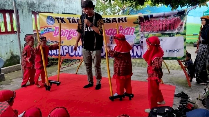 Siswa siswi TK bermain permainan tradisional 