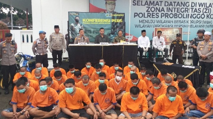 Kapolres Probolinggo Kota AKBP Wadi Sa'bani Bersama Forkopimda Saat Merilis Para Tersangka Beserta Barang Bukti