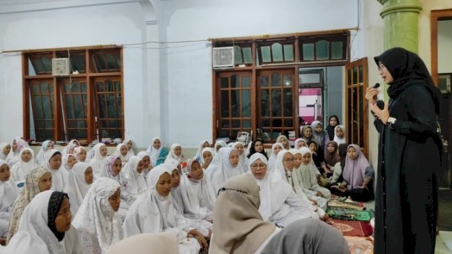 Caption: Bupati Ipul memotivasi santri putri Darussalam Blokagung agar menjadi perempuan tangguh/Humas Pemkab Bwi