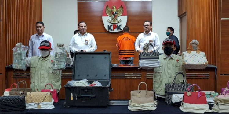 Barang bukti diamankan dalam kasus dugaan penerimaan gratifikasi oleh pemeriksa pajak pada Direktorat Jenderal (Ditjen) Pajak, Kementerian Keuangan ditampilkan bersama dengan tersangka Rafael Alun Trisambodo/RMOL