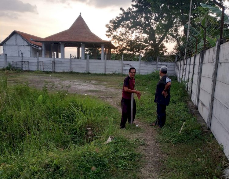 Sugeng menunjukkan lokasi sawahnya yang dipagari/RMOLJatim