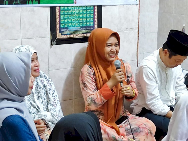 Ning Ita saat memberikan sambutan di Musala Ar Rosyid/ist