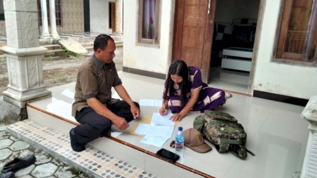 keterangan foto : Petugas satgas pajak bapenda kabupaten madiun saat door to door penagihan tunggakan / ist